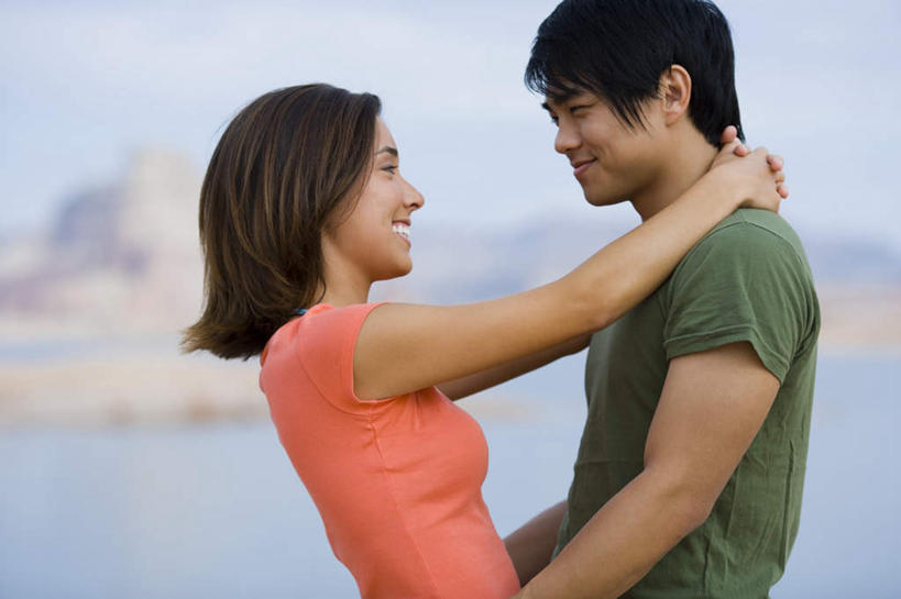 东方人,两个人,站,抱,笑,微笑,露齿笑,横图,室外,白天,侧面,爱情,海浪,海洋,石头,山,山脉,亚洲,阴影,服装,朦胧,模糊,光线,石子,影子,浪花,山顶,山峰,云,云朵,山峦,浪漫,云彩,注视,休闲装,黄种人,相视,衣服,蓝色,白云,蓝天,天空,阳光,海水,群山,天,观察,看,站着,休闲,温暖,温馨,面对面,休闲服,恩爱,恋人,服饰,晴朗,抱着,观看,对视,和睦,察看,互视,搂着,关注,相对,海景,沉积岩,相看,颠峰,极峰,水成岩,男人,男性,年轻男性,年轻女性,女人,女性,亚洲人,情侣,大海,风浪,海,海水的波动,近岸浪,石块,岩石,涌浪,晴空,怀抱,搂,搂抱,相抱,拥抱,站立,半身,彩图,伴侣,融洽