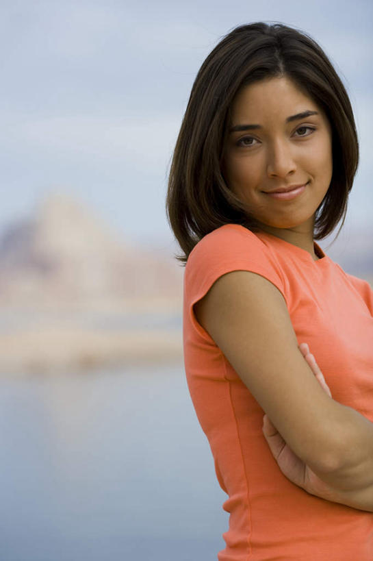 东方人,一个人,站,笑,双手交叉,微笑,竖图,室外,白天,侧面,海浪,海洋,石头,山,山脉,亚洲,仅一个年轻女性,仅一个女性,仅一个人,阴影,服装,朦胧,模糊,光线,石子,影子,浪花,山顶,山峰,云,云朵,山峦,云彩,扭头,注视,休闲装,黄种人,衣服,蓝色,白云,蓝天,天空,阳光,海水,群山,天,观察,看,站着,转头,休闲,休闲服,橙色,服饰,晴朗,观看,察看,双手抱胸,关注,海景,沉积岩,颠峰,极峰,水成岩,年轻女性,女人,女性,亚洲人,大海,风浪,海,海水的波动,近岸浪,石块,岩石,涌浪,晴空,站立,半身,彩图