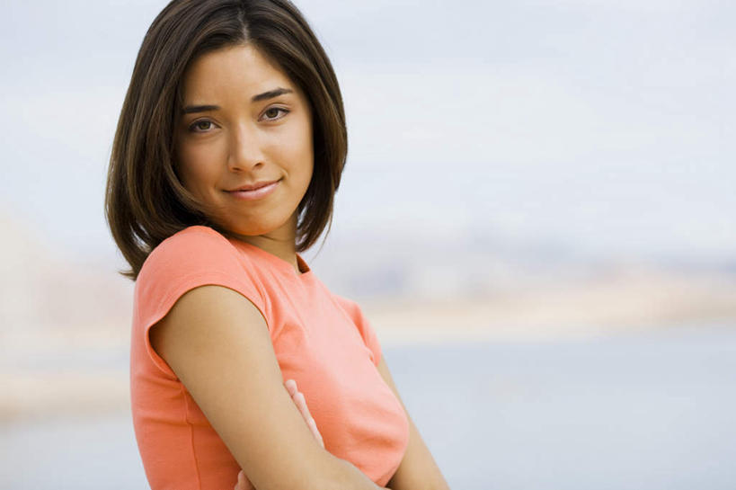 东方人,一个人,站,笑,双手交叉,微笑,横图,室外,白天,侧面,海浪,海洋,石头,山,山脉,亚洲,仅一个年轻女性,仅一个女性,仅一个人,阴影,服装,朦胧,模糊,光线,石子,影子,浪花,山顶,山峰,云,云朵,山峦,云彩,扭头,注视,休闲装,黄种人,衣服,蓝色,白云,蓝天,天空,阳光,海水,群山,天,观察,看,站着,转头,休闲,休闲服,橙色,服饰,晴朗,观看,察看,双手抱胸,关注,海景,沉积岩,颠峰,极峰,水成岩,年轻女性,女人,女性,亚洲人,大海,风浪,海,海水的波动,近岸浪,石块,岩石,涌浪,晴空,站立,半身,彩图