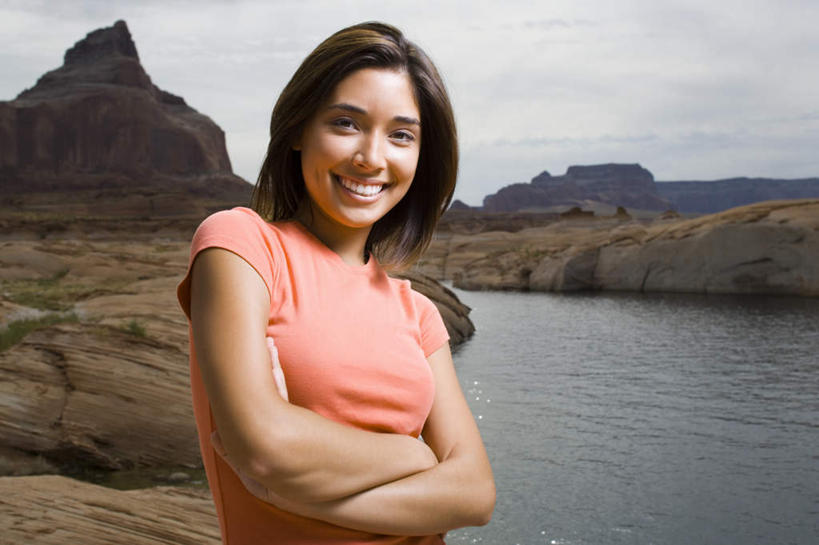 东方人,一个人,站,笑,双手交叉,微笑,露齿笑,横图,室外,白天,正面,河流,石头,山,山脉,水,亚洲,仅一个年轻女性,仅一个女性,仅一个人,阴影,服装,光线,石子,影子,河水,山顶,山峰,水流,云,云朵,山峦,云彩,注视,休闲装,黄种人,衣服,蓝色,白云,蓝天,天空,阳光,群山,天,观察,看,站着,休闲,休闲服,橙色,服饰,晴朗,观看,察看,双手抱胸,关注,沉积岩,颠峰,极峰,水成岩,年轻女性,女人,女性,亚洲人,石块,岩石,晴空,站立,半身,彩图