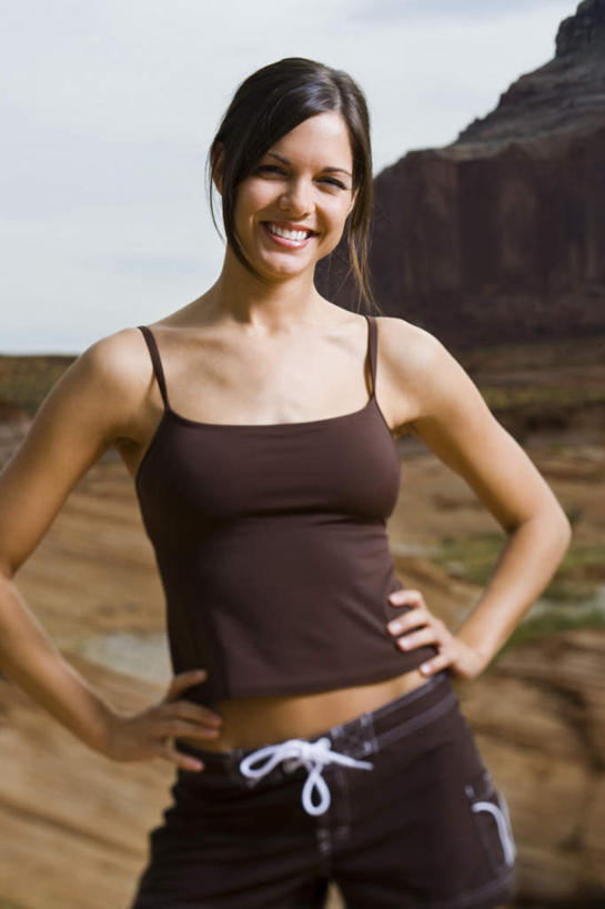 西方人,一个人,站,笑,微笑,露齿笑,竖图,室外,白天,正面,石头,山,山脉,吊带,欧洲,欧洲人,仅一个年轻女性,仅一个女性,仅一个人,阴影,服装,光线,石子,影子,山顶,山峰,棕色,山峦,注视,吊带衫,手叉腰,衣服,蓝色,蓝天,天空,阳光,群山,天,叉腰,观察,看,站着,服饰,晴朗,观看,察看,衣着,穿着,关注,沉积岩,万里无云,衣饰,颠峰,极峰,水成岩,年轻女性,女人,女性,白种人,石块,岩石,晴空,晴空万里,站立,半身,彩图