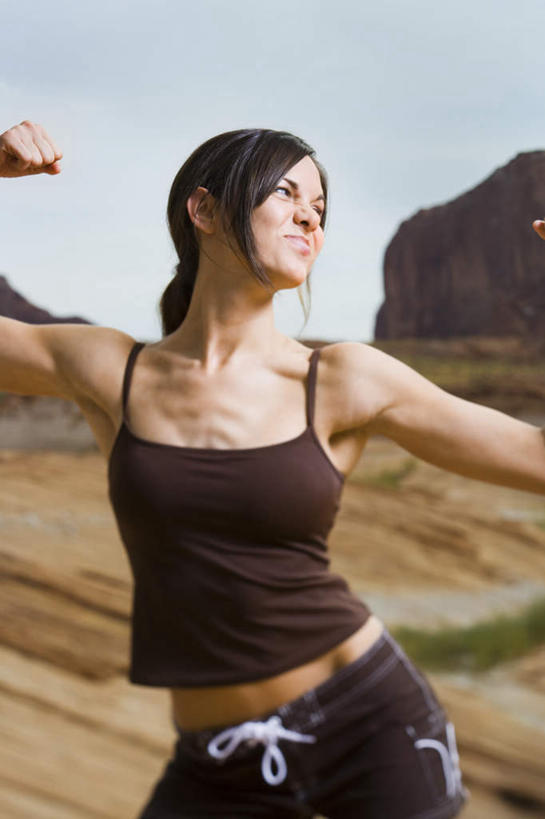 西方人,拳,肌肉,健壮,一个人,站,举,竖图,室外,白天,正面,锻炼,运动,石头,山,山脉,吊带,欧洲,欧洲人,仅一个年轻女性,仅一个女性,仅一个人,阴影,服装,光线,石子,影子,山顶,山峰,棕色,山峦,注视,吊带衫,衣服,蓝色,蓝天,天空,阳光,群山,天,观察,看,托,站着,健康,活力,力量,服饰,晴朗,观看,青春,察看,强壮,衣着,穿着,关注,沉积岩,万里无云,衣饰,颠峰,极峰,水成岩,体育,年轻女性,女人,女性,白种人,拳头,石块,岩石,晴空,晴空万里,举起,举手,举着,向上举,向上伸,向上托,站立,半身,彩图,健身