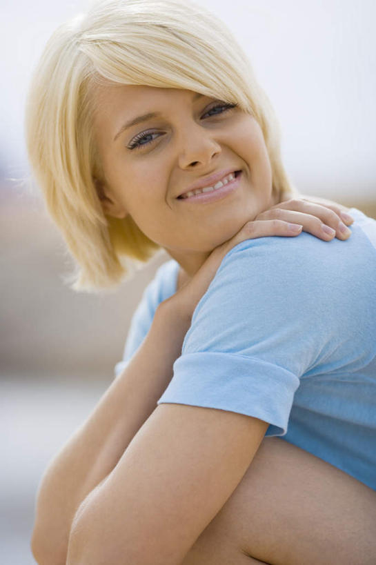 西方人,脸,头,脸颊,脖子,头发,一个人,坐,抱,笑,微笑,露齿笑,竖图,室外,特写,白天,侧面,欧洲,欧洲人,仅一个年轻女性,仅一个女性,仅一个人,服装,朦胧,模糊,扭头,注视,休闲装,肩膀,衣服,黄色,蓝色,观察,看,转头,休闲,休闲服,服饰,抱着,观看,察看,搂着,关注,年轻女性,女人,女性,白种人,头部,直发,脖,颈,颈部,脸部,脸蛋,面部,搂,搂抱,坐着,半身,彩图,短发