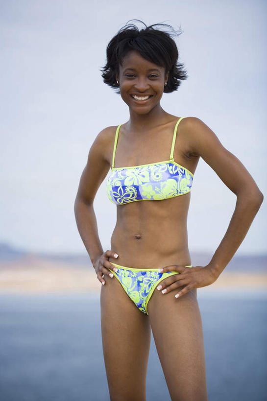 西方人,一个人,站,笑,微笑,露齿笑,竖图,室外,白天,正面,泳装,比基尼,海浪,海洋,沙滩,欧洲,非洲,黑人,欧洲人,仅一个年轻女性,仅一个女性,仅一个人,阴影,光线,沙子,影子,海岸,浪花,云,云朵,沙地,云彩,注视,手叉腰,蓝色,白云,蓝天,天空,阳光,海水,天,叉腰,观察,看,站着,晴朗,观看,察看,关注,海景,年轻女性,女人,女性,非洲人,大海,风浪,海,海水的波动,海滩,近岸浪,涌浪,晴空,站立,半身,彩图,三点式,泳衣