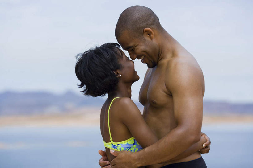 西方人,肌肉,健壮,两个人,站,抱,笑,微笑,露齿笑,横图,室外,白天,侧面,泳装,比基尼,爱情,海浪,海洋,沙滩,欧洲,非洲,黑人,欧洲人,阴影,光线,沙子,影子,海岸,浪花,云,云朵,沙地,浪漫,云彩,注视,裸露,相视,装饰品,蓝色,白云,蓝天,天空,阳光,海水,耳环,饰品,首饰,天,观察,看,站着,健康,温暖,温馨,面对面,恩爱,活力,力量,恋人,晴朗,抱着,观看,青春,对视,和睦,察看,互视,搂着,强壮,关注,裸,相对,海景,相看,耳饰,男人,男性,年轻男性,年轻女性,女人,女性,非洲人,情侣,大海,风浪,海,海水的波动,海滩,近岸浪,涌浪,晴空,怀抱,搂,搂抱,相抱,拥抱,站立,半身,彩图,三点式,泳衣,伴侣,融洽