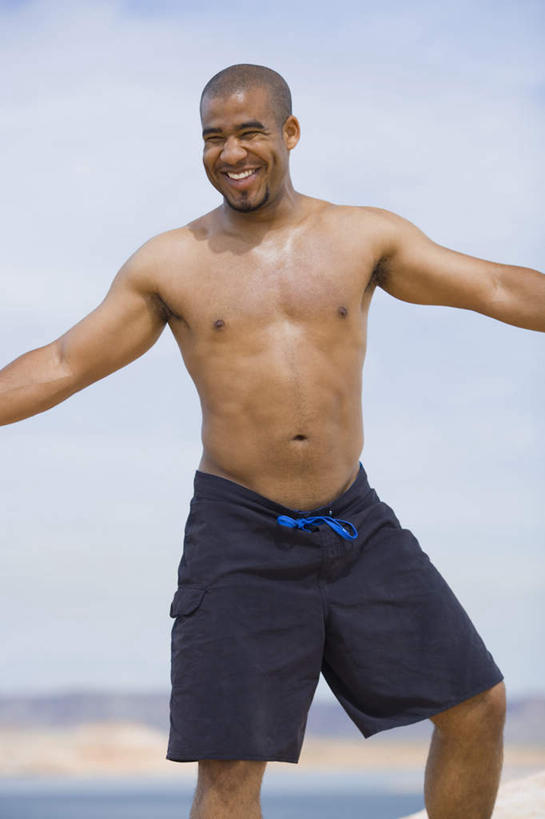 西方人,一个人,站,伸展双臂,笑,微笑,露齿笑,竖图,室外,白天,正面,海浪,海洋,沙滩,欧洲,非洲,黑人,欧洲人,仅一个男性,仅一个人,阴影,裤子,光线,沙子,影子,海岸,浪花,云,云朵,沙地,云彩,注视,裸露,仅一个年轻男性,蓝色,黑色,白云,蓝天,天空,阳光,海水,天,观察,看,站着,晴朗,观看,察看,关注,裸,海景,男人,男性,年轻男性,非洲人,大海,风浪,海,海水的波动,海滩,近岸浪,涌浪,晴空,敞开双臂,伸开双臂,展开双肩,站立,张开手臂,张开双臂,半身,彩图