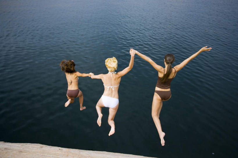 西方人,三个人,伙伴,朋友,跳,伸展双臂,握手,横图,俯视,室外,白天,泳装,比基尼,友谊,河流,石头,水,欧洲,欧洲人,石子,河水,水流,半空,沉积岩,水成岩,友情,年轻女性,女人,女性,白种人,石块,岩石,搀手,敞开双臂,拉手,伸开双臂,手搀手,手拉手,手牵手,手握手,跳跃,展开双肩,张开手臂,张开双臂,彩图,高角度拍摄,全身,三点式,泳衣