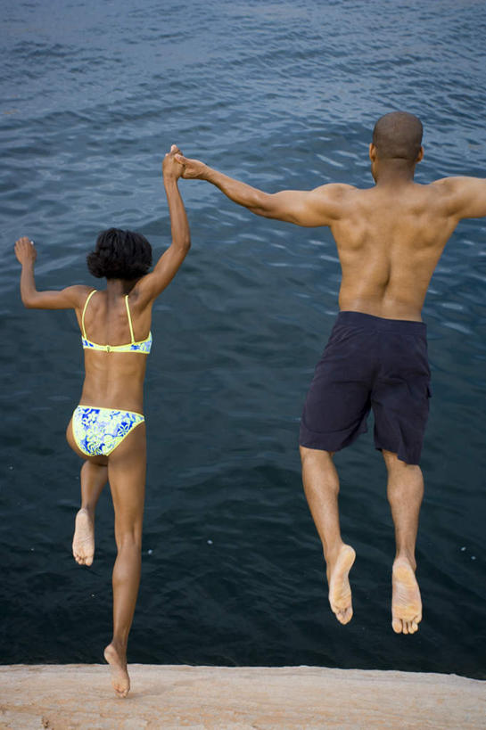 西方人,两个人,跳,伸展双臂,握手,竖图,俯视,室外,白天,泳装,比基尼,爱情,河流,石头,水,欧洲,非洲,黑人,欧洲人,石子,河水,水流,半空,浪漫,温暖,温馨,恩爱,恋人,和睦,沉积岩,水成岩,男人,男性,年轻男性,年轻女性,女人,女性,非洲人,情侣,石块,岩石,搀手,敞开双臂,拉手,伸开双臂,手搀手,手拉手,手牵手,手握手,跳跃,展开双肩,张开手臂,张开双臂,半身,彩图,高角度拍摄,三点式,泳衣,伴侣,融洽