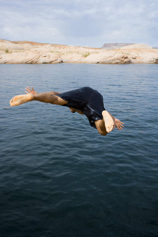 西方人,一个人,跳,伸展双臂,竖图,俯视,室外,白天,河流,石头,山,山脉,水,欧洲,非洲,黑人,欧洲人,仅一个男性,仅一个人,阴影,裤子,光线,石子,影子,河水,山峰,水流,云,云朵,山峦,半空,云彩,仅一个年轻男性,蓝色,黑色,白云,蓝天,天空,阳光,群山,天,晴朗,张开双腿,沉积岩,展开双腿,水成岩,男人,男性,年轻男性,非洲人,石块,岩石,晴空,敞开双臂,伸开双臂,跳跃,展开双肩,张开手臂,张开双臂,彩图,高角度拍摄,全身,伸展双腿