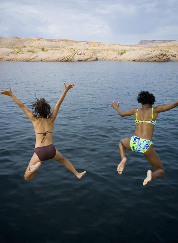 西方人,两个人,伙伴,朋友,跳,伸展双臂,竖图,俯视,室外,白天,泳装,比基尼,友谊,河流,石头,山,山脉,水,欧洲,非洲,黑人,欧洲人,阴影,光线,石子,影子,河水,山峰,水流,云,云朵,山峦,半空,云彩,蓝色,白云,蓝天,天空,阳光,群山,天,晴朗,张开双腿,沉积岩,展开双腿,水成岩,友情,年轻女性,女人,女性,白种人,非洲人,石块,岩石,晴空,敞开双臂,伸开双臂,跳跃,展开双肩,张开手臂,张开双臂,半身,彩图,高角度拍摄,三点式,泳衣,伸展双腿