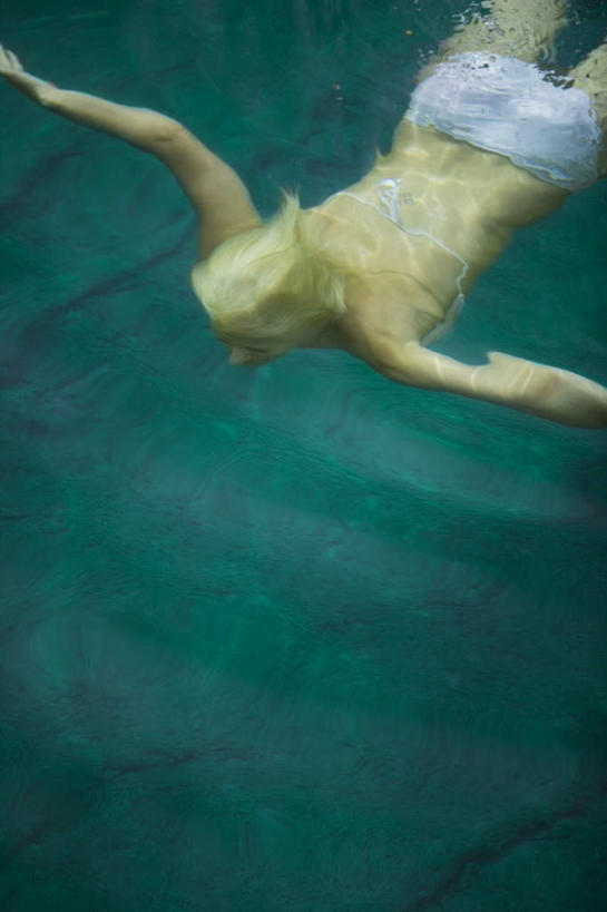 游泳,西方人,一个人,伸展双臂,竖图,俯视,室外,白天,泳装,比基尼,河流,水,欧洲,欧洲人,仅一个年轻女性,仅一个女性,仅一个人,河水,水流,泅水,拍浮,年轻女性,女人,女性,白种人,敞开双臂,伸开双臂,展开双肩,张开手臂,张开双臂,半身,彩图,高角度拍摄,三点式,泳衣