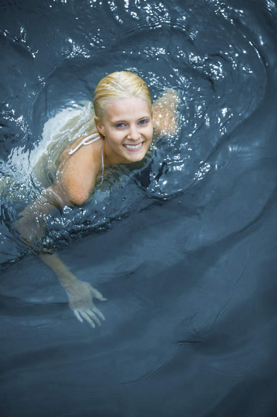 游泳,西方人,一个人,笑,微笑,露齿笑,竖图,俯视,室外,白天,泳装,比基尼,河流,水,欧洲,欧洲人,仅一个年轻女性,仅一个女性,仅一个人,波纹,河水,水流,涟漪,注视,水纹,波浪,观察,看,观看,察看,关注,水晕,泅水,拍浮,年轻女性,女人,女性,白种人,抬头,仰头,半身,彩图,高角度拍摄,三点式,泳衣