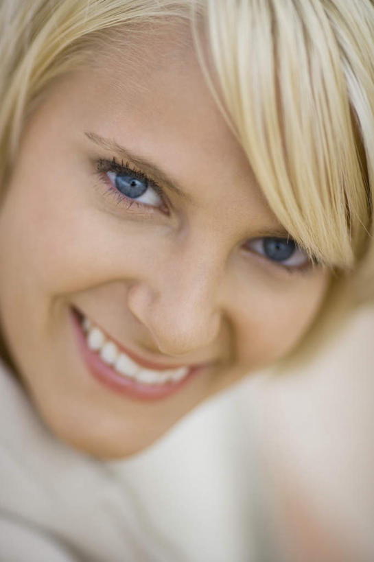 西方人,脸,头,脸颊,头发,一个人,笑,微笑,露齿笑,竖图,室内,特写,白天,正面,欧洲,欧洲人,仅一个年轻女性,仅一个女性,仅一个人,服装,朦胧,模糊,注视,休闲装,衣服,黄色,观察,看,休闲,休闲服,连帽衫,服饰,观看,察看,关注,帽衫,年轻女性,女人,女性,白种人,头部,直发,脸部,脸蛋,面部,半身,彩图,短发