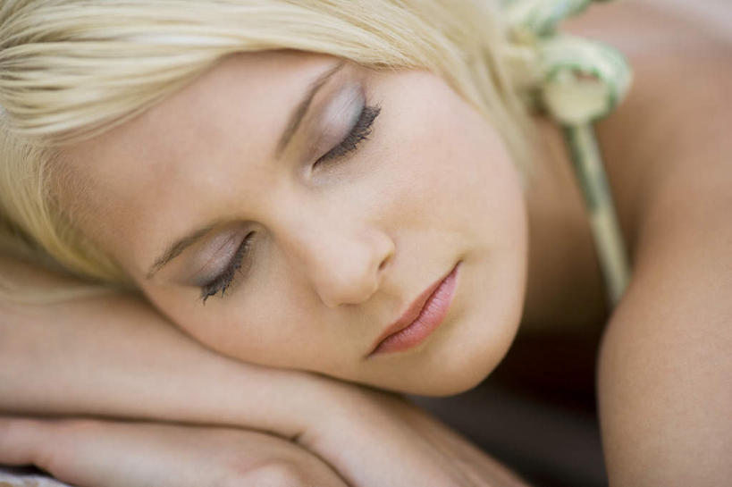 西方人,脸,头,脸颊,头发,一个人,闭眼,睡,横图,室内,特写,白天,正面,吊带,欧洲,欧洲人,仅一个年轻女性,仅一个女性,仅一个人,服装,朦胧,模糊,吊带衫,休闲装,衣服,趴着,休闲,休闲服,服饰,衣着,穿着,衣饰,年轻女性,女人,女性,白种人,头部,长发,卷发,直发,脸部,脸蛋,面部,闭眼睛,闭着眼,闭着眼睛,困,困觉,趴,寝息,睡觉,半身,彩图