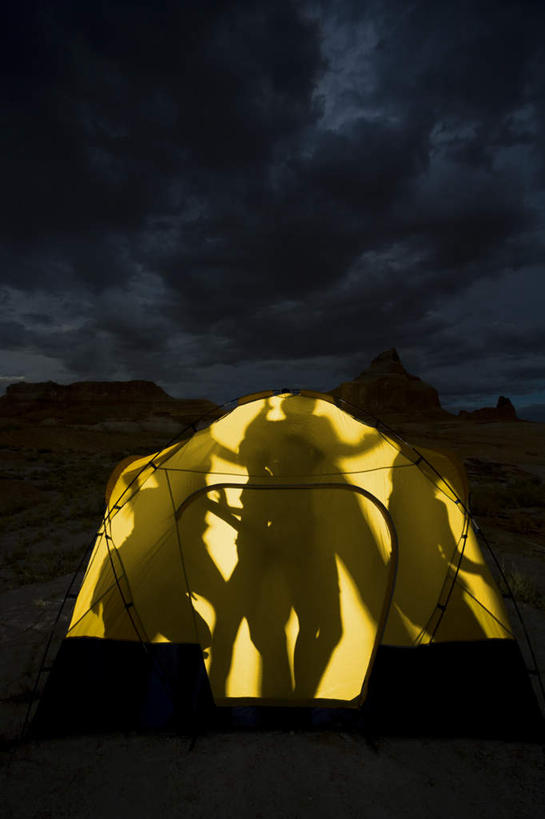 西方人,伙伴,朋友,站,竖图,室外,夜晚,正面,跳舞,友谊,石头,山,山脉,欧洲,欧洲人,石子,帐篷,山顶,山峰,山峦,许多人,背光,群山,站着,一群人,露营,野营,舞姿,逆光,沉积岩,宿营,颠峰,极峰,水成岩,友情,年轻女性,女人,女性,白种人,石块,岩石,站立,彩图,全身,舞蹈