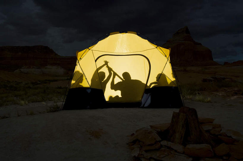 西方人,伙伴,朋友,坐,举,横图,室外,夜晚,正面,友谊,石头,山,山脉,欧洲,欧洲人,五个人,握,石子,帐篷,山顶,山峰,吉他,乐器,弦乐器,山峦,许多人,背光,弹奏,拿,拿着,群山,托,一群人,握着,弹拨弦鸣乐器,露营,野营,逆光,沉积岩,宿营,颠峰,极峰,水成岩,友情,男人,男性,年轻男性,年轻女性,女人,女性,白种人,石块,岩石,举起,举手,举着,向上举,向上伸,向上托,坐着,彩图,全身,弹拨弦乐器