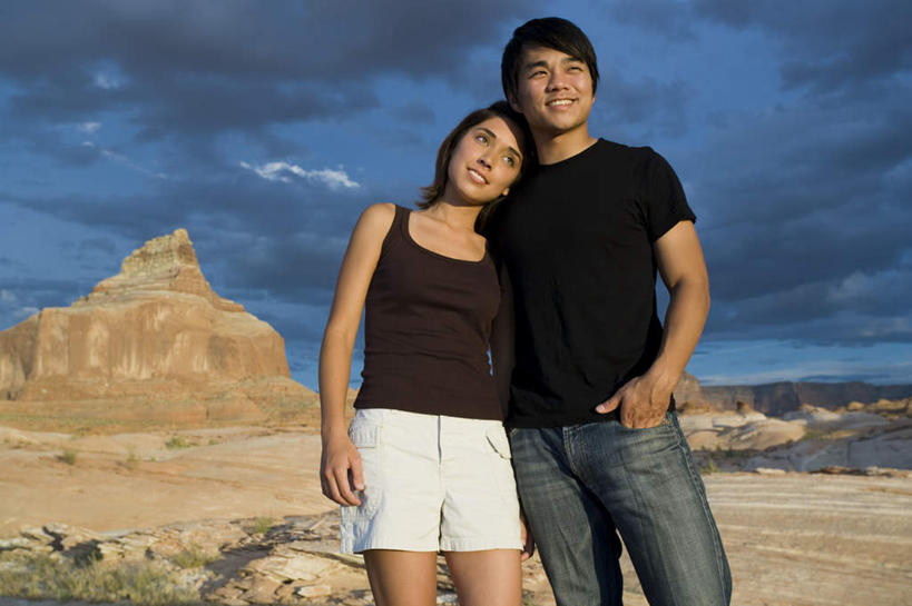 东方人,西方人,两个人,站,笑,微笑,露齿笑,横图,室外,白天,正面,爱情,石头,山,山脉,欧洲,欧洲人,亚洲,阴影,服装,光线,石子,影子,山顶,山峰,云,云朵,山峦,浪漫,云彩,依偎,注视,休闲装,黄种人,衣服,蓝色,白云,蓝天,天空,阳光,群山,天,观察,看,靠,靠着,倚靠,站着,休闲,温暖,温馨,休闲服,恩爱,恋人,服饰,晴朗,观看,和睦,察看,倚着,关注,手插袋,单手插袋,沉积岩,单手抄兜,单手放兜,依附,依赖,投靠,颠峰,极峰,水成岩,男人,男性,年轻男性,年轻女性,女人,女性,白种人,亚洲人,情侣,石块,岩石,晴空,插兜,手插兜,手放口袋,站立,半身,彩图,伴侣,融洽,手抄兜