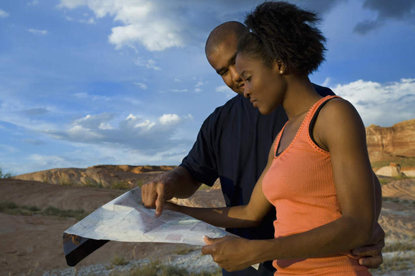 西方人,两个人,站,横图,室外,白天,侧面,爱情,石头,山,山脉,道路,地图,欧洲,非洲,黑人,欧洲人,握,指,阴影,服装,光线,信息,石子,影子,山顶,山峰,云,云朵,交通,山峦,浪漫,拿,云彩,拿着,注视,指点,休闲装,方向,装饰品,衣服,蓝色,白云,蓝天,天空,阳光,耳环,饰品,首饰,群山,天,观察,看,站着,休闲,温暖,温馨,休闲服,恩爱,握着,恋人,服饰,晴朗,观看,引导,指引,和睦,察看,指向,关注,沉积岩,耳饰,颠峰,极峰,水成岩,男人,男性,年轻男性,年轻女性,女人,女性,非洲人,情侣,石块,岩石,晴空,站立,半身,彩图,伴侣,融洽,导航