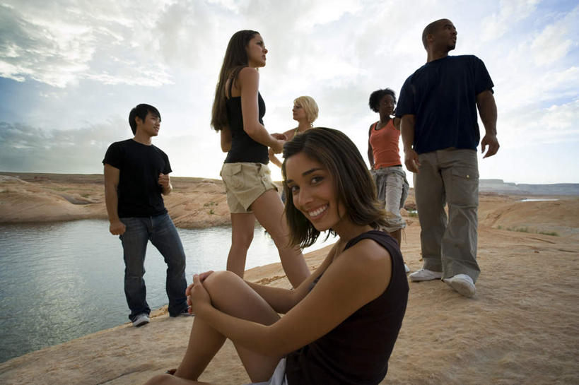 东方人,西方人,伙伴,朋友,站,坐,走,笑,微笑,露齿笑,横图,室外,白天,侧面,友谊,湖,湖泊,沙漠,水,欧洲,非洲,黑人,欧洲人,亚洲,阴影,服装,光线,影子,湖面,水流,水面,云,云朵,许多人,云彩,注视,休闲装,黄种人,衣服,蓝色,白云,蓝天,天空,阳光,湖水,天,观察,看,站着,一群人,休闲,休闲服,服饰,晴朗,观看,察看,关注,友情,男人,男性,年轻男性,年轻女性,女人,女性,白种人,非洲人,亚洲人,大漠,砂漠,晴空,步行,散步,站立,走路,坐着,半身,彩图