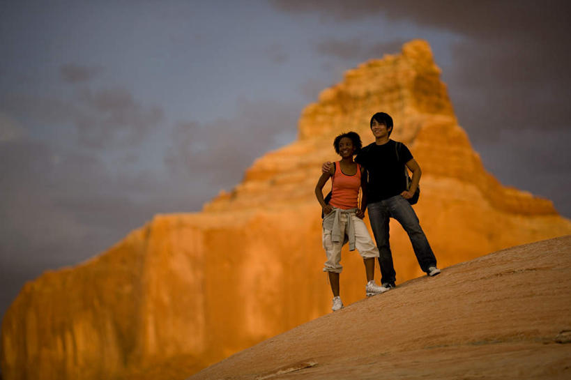 东方人,西方人,两个人,站,抱,横图,室外,白天,仰视,爱情,石头,日落,沙漠,山,山脉,欧洲,非洲,黑人,欧洲人,亚洲,阴影,服装,光线,包,石子,影子,山顶,山峰,晚霞,霞光,落日,山峦,浪漫,旅行包,注视,休闲装,黄种人,衣服,阳光,黄昏,背包,群山,观察,看,站着,休闲,温暖,温馨,休闲服,彩霞,恩爱,恋人,服饰,抱着,观看,和睦,察看,搂着,关注,沉积岩,旅游包,颠峰,极峰,夕照,水成岩,男人,男性,年轻男性,年轻女性,女人,女性,非洲人,亚洲人,情侣,大漠,砂漠,石块,岩石,夕阳,怀抱,搂,搂抱,相抱,拥抱,站立,彩图,低角度拍摄,全身,伴侣,融洽,斜阳,双肩包