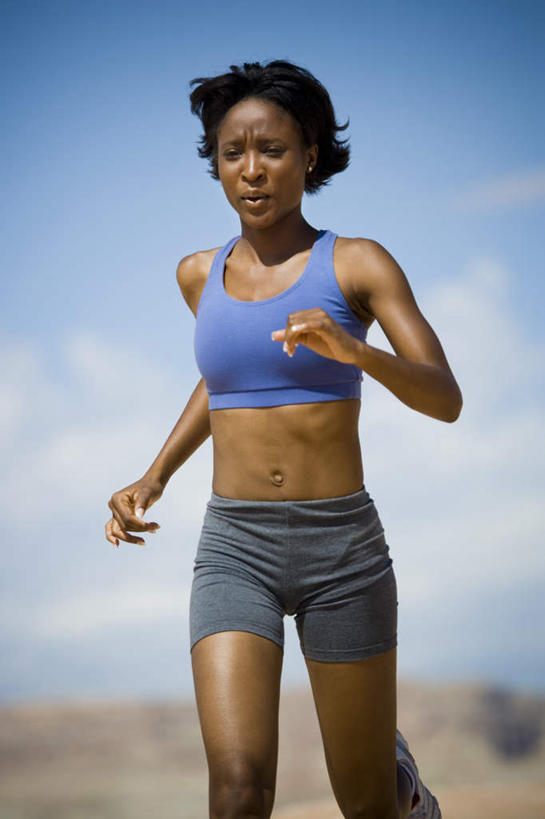 西方人,一个人,跑,竖图,室外,白天,正面,运动服,锻炼,运动,石头,沙漠,欧洲,非洲,黑人,欧洲人,仅一个年轻女性,仅一个女性,仅一个人,阴影,服装,光线,石子,影子,云,云朵,云彩,注视,衣服,蓝色,白云,蓝天,天空,阳光,天,观察,看,服饰,晴朗,观看,察看,衣着,穿着,关注,沉积岩,衣饰,水成岩,体育,年轻女性,女人,女性,非洲人,大漠,砂漠,石块,岩石,晴空,跑步,半身,彩图,健身,运动装