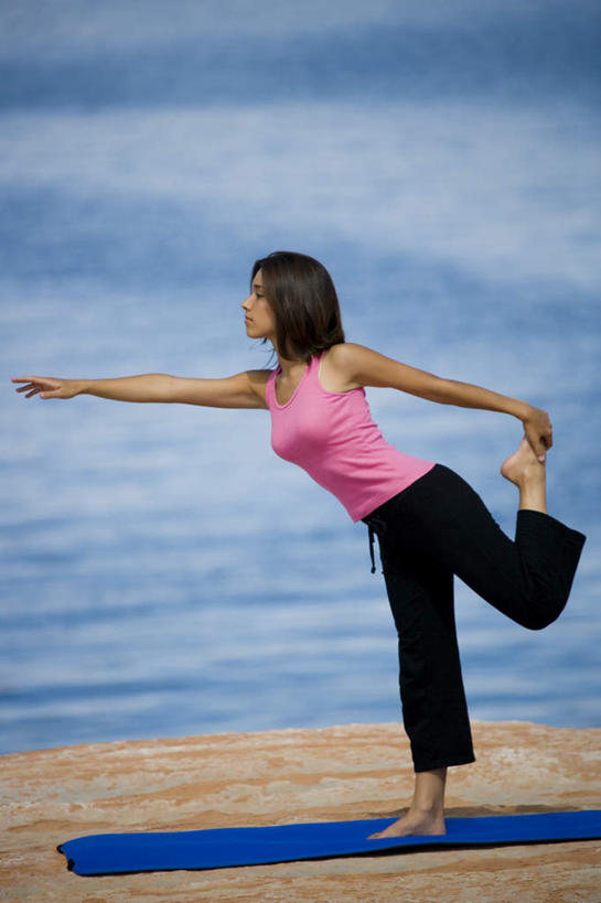 东方人,一个人,站,伸展双臂,竖图,室外,白天,侧面,锻炼,瑜伽,运动,湖,湖泊,石头,水,亚洲,仅一个年轻女性,仅一个女性,仅一个人,服装,石子,毯子,湖面,水流,水面,注视,休闲装,黄种人,衣服,粉色,瑜伽垫,垫子,湖水,观察,看,站着,休闲,休闲服,养生,服饰,观看,察看,关注,瑜伽毯,沉积岩,水成岩,体育,年轻女性,女人,女性,亚洲人,石块,岩石,敞开双臂,伸开双臂,展开双肩,站立,张开手臂,张开双臂,彩图,全身,健身