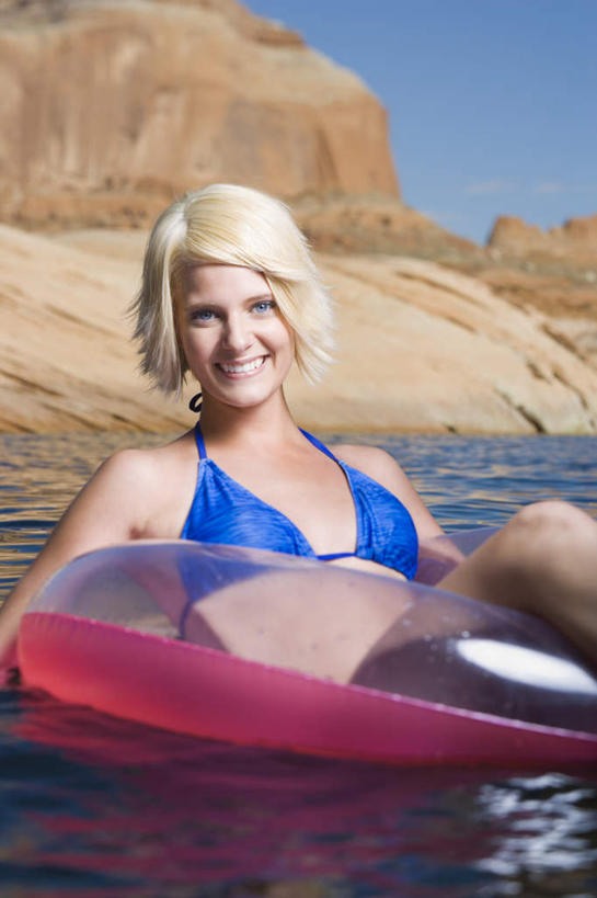 游泳,西方人,一个人,躺,笑,微笑,露齿笑,竖图,室外,白天,正面,泳装,比基尼,湖,湖泊,石头,山,山脉,水,欧洲,欧洲人,仅一个年轻女性,仅一个女性,仅一个人,阴影,光线,救生圈,石子,影子,塑料,湖面,山顶,山峰,水流,水面,山峦,注视,蓝色,蓝天,天空,阳光,塑料制品,游泳圈,湖水,群山,天,观察,看,充气,晴朗,观看,察看,救生,关注,沉积岩,万里无云,泅水,颠峰,极峰,水成岩,卧着,年轻女性,女人,女性,白种人,石块,岩石,晴空,晴空万里,躺着,卧,半身,彩图,三点式,泳衣