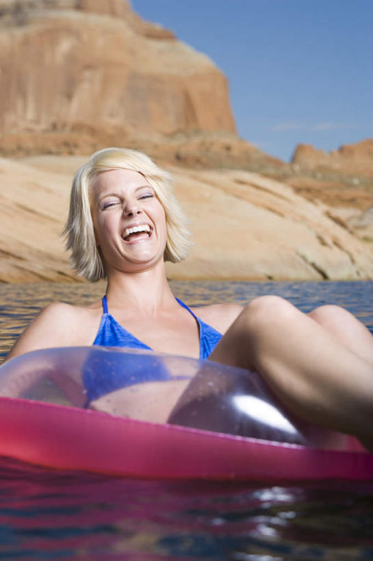 游泳,西方人,一个人,躺,笑,微笑,露齿笑,竖图,室外,白天,正面,泳装,比基尼,湖,湖泊,石头,山,山脉,水,欧洲,欧洲人,仅一个年轻女性,仅一个女性,仅一个人,阴影,光线,救生圈,石子,影子,塑料,湖面,山顶,山峰,水流,水面,山峦,注视,蓝色,蓝天,天空,阳光,塑料制品,游泳圈,湖水,群山,天,观察,看,充气,晴朗,观看,察看,救生,关注,沉积岩,万里无云,泅水,颠峰,极峰,水成岩,卧着,年轻女性,女人,女性,白种人,石块,岩石,晴空,晴空万里,躺着,卧,半身,彩图,三点式,泳衣