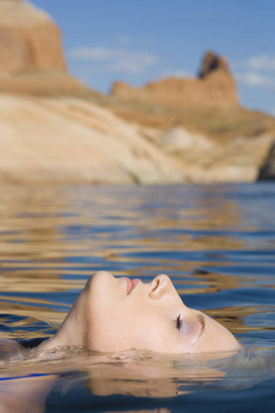 西方人,脸,头,脸颊,一个人,躺,闭眼,竖图,室外,特写,白天,侧面,湖,湖泊,石头,山,山脉,水,欧洲,欧洲人,仅一个年轻女性,仅一个女性,仅一个人,阴影,光线,石子,影子,湖面,山顶,山峰,水流,水面,云,云朵,山峦,云彩,蓝色,白云,蓝天,天空,阳光,湖水,群山,天,晴朗,沉积岩,颠峰,极峰,水成岩,卧着,年轻女性,女人,女性,白种人,头部,脸部,脸蛋,面部,石块,岩石,晴空,闭眼睛,闭着眼,闭着眼睛,躺着,卧,半身,彩图