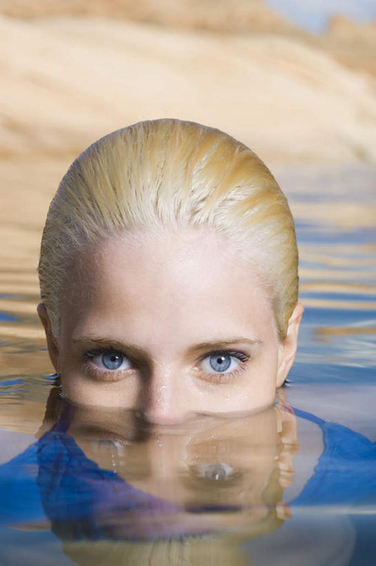 西方人,脸,头,脸颊,一个人,竖图,室外,特写,白天,正面,泳装,比基尼,湖,湖泊,石头,山,山脉,水,欧洲,欧洲人,仅一个年轻女性,仅一个女性,仅一个人,石子,湖面,山峰,水流,水面,山峦,注视,蓝色,湖水,群山,观察,看,观看,察看,关注,沉积岩,水成岩,年轻女性,女人,女性,白种人,头部,脸部,脸蛋,面部,石块,岩石,半身,彩图,三点式,泳衣