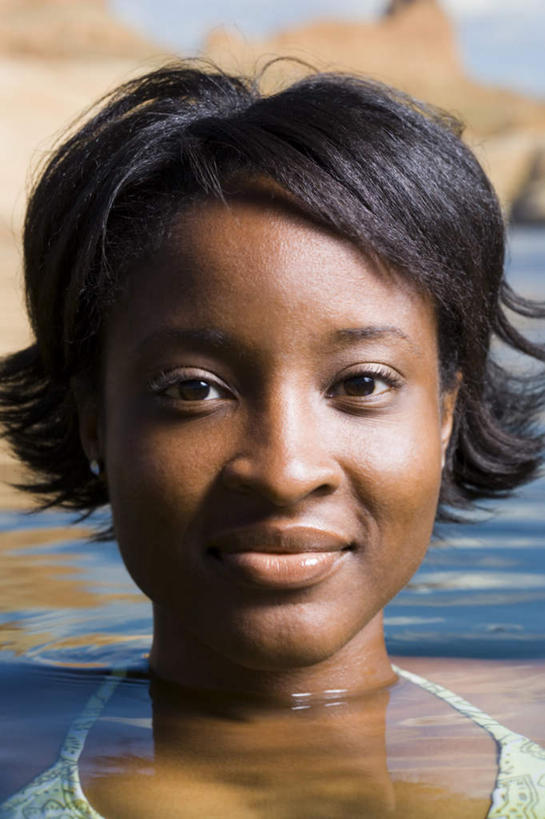 西方人,脸,头,脸颊,头发,一个人,笑,微笑,竖图,室外,特写,白天,正面,泳装,比基尼,湖,湖泊,石头,山,山脉,水,欧洲,非洲,黑人,欧洲人,仅一个年轻女性,仅一个女性,仅一个人,阴影,光线,石子,影子,湖面,山顶,山峰,水流,水面,云,云朵,山峦,云彩,注视,蓝色,黑色,白云,蓝天,天空,阳光,湖水,群山,天,观察,看,晴朗,观看,察看,关注,沉积岩,颠峰,极峰,水成岩,年轻女性,女人,女性,非洲人,头部,长发,直发,脸部,脸蛋,面部,石块,岩石,晴空,半身,彩图,三点式,泳衣