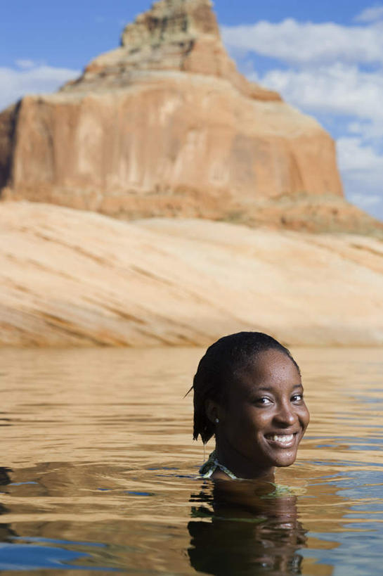 西方人,脸,头,脸颊,一个人,笑,微笑,露齿笑,竖图,室外,白天,侧面,泳装,比基尼,湖,湖泊,石头,山,山脉,水,欧洲,非洲,黑人,欧洲人,仅一个年轻女性,仅一个女性,仅一个人,阴影,光线,石子,影子,湖面,山顶,山峰,水流,水面,云,云朵,山峦,云彩,扭头,注视,蓝色,白云,蓝天,天空,阳光,湖水,群山,天,观察,看,转头,晴朗,观看,察看,关注,沉积岩,颠峰,极峰,水成岩,年轻女性,女人,女性,非洲人,头部,脸部,脸蛋,面部,石块,岩石,晴空,半身,彩图,三点式,泳衣