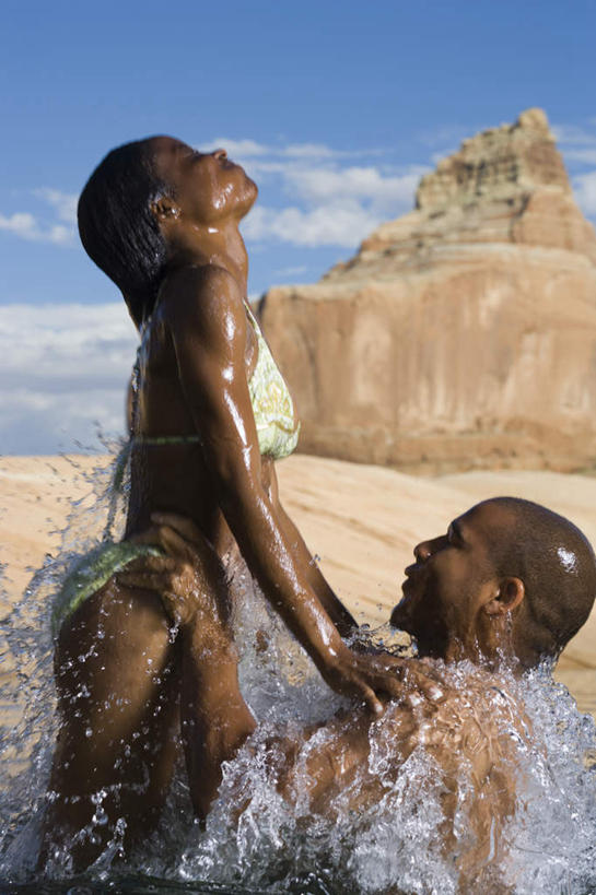 西方人,两个人,闭眼,抱,竖图,室外,白天,侧面,泳装,比基尼,爱情,湖,湖泊,石头,山,山脉,水,欧洲,非洲,黑人,欧洲人,撑,阴影,飞溅,溅,光线,石子,液体,影子,湖面,山顶,山峰,水滴,水流,水面,云,云朵,山峦,浪漫,云彩,注视,水珠,蓝色,白云,蓝天,天空,阳光,湖水,群山,天,观察,看,温暖,温馨,恩爱,恋人,晴朗,抱着,观看,和睦,察看,撑着,搂着,关注,喷洒,沉积岩,颠峰,极峰,水成岩,男人,男性,年轻男性,年轻女性,女人,女性,非洲人,情侣,石块,岩石,晴空,闭眼睛,闭着眼,闭着眼睛,怀抱,搂,搂抱,相抱,拥抱,半身,彩图,三点式,泳衣,伴侣,融洽