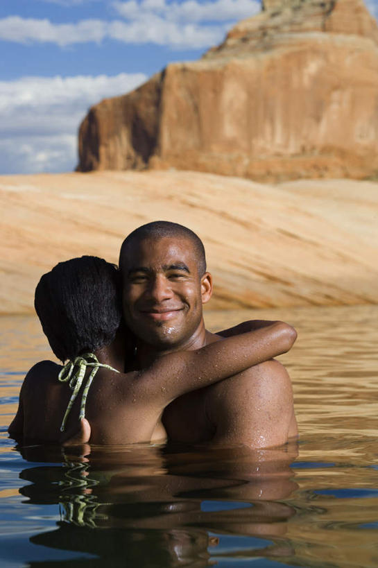 西方人,背部,两个人,站,抱,笑,微笑,竖图,室外,白天,正面,泳装,比基尼,爱情,湖,湖泊,石头,山,山脉,水,欧洲,非洲,黑人,欧洲人,阴影,光线,石子,影子,湖面,山顶,山峰,水流,水面,云,云朵,山峦,浪漫,云彩,注视,蓝色,白云,蓝天,天空,阳光,湖水,群山,天,观察,看,站着,温暖,温馨,恩爱,恋人,晴朗,抱着,观看,和睦,察看,搂着,关注,沉积岩,颠峰,极峰,水成岩,男人,男性,年轻男性,年轻女性,女人,女性,非洲人,情侣,石块,岩石,晴空,怀抱,搂,搂抱,相抱,拥抱,站立,半身,彩图,三点式,泳衣,伴侣,融洽