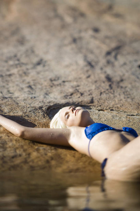 西方人,一个人,躺,举,闭眼,睡,竖图,室外,白天,正面,泳装,比基尼,湖,湖泊,石头,水,欧洲,欧洲人,仅一个年轻女性,仅一个女性,仅一个人,石子,湖面,水流,水面,蓝色,湖水,托,沉积岩,水成岩,卧着,年轻女性,女人,女性,白种人,石块,岩石,闭眼睛,闭着眼,闭着眼睛,举起,举手,举着,困,困觉,寝息,睡觉,躺着,卧,向上举,向上伸,向上托,半身,彩图,三点式,泳衣