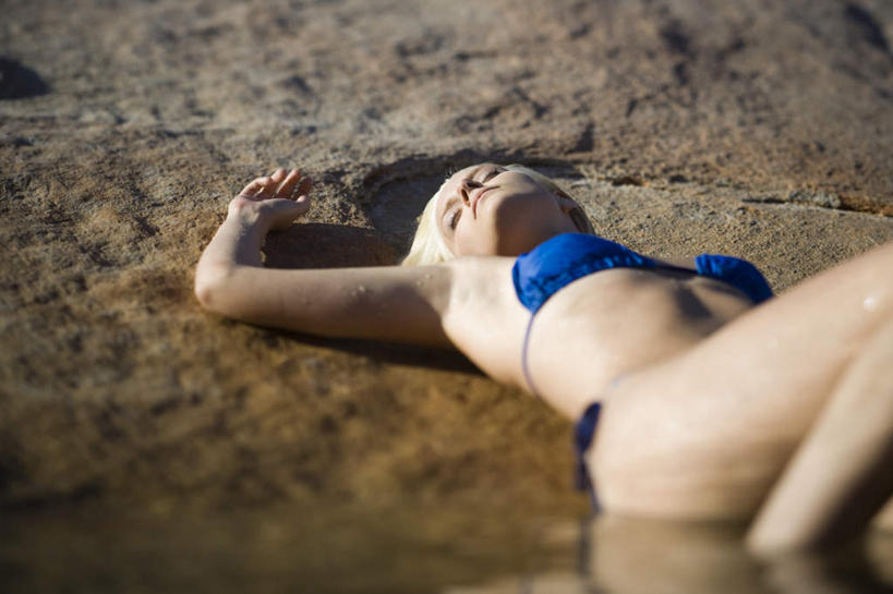 西方人,一个人,躺,举,闭眼,睡,横图,室外,白天,正面,泳装,比基尼,湖,湖泊,石头,水,欧洲,欧洲人,仅一个年轻女性,仅一个女性,仅一个人,石子,湖面,水流,水面,蓝色,湖水,托,沉积岩,水成岩,卧着,年轻女性,女人,女性,白种人,石块,岩石,闭眼睛,闭着眼,闭着眼睛,举起,举手,举着,困,困觉,寝息,睡觉,躺着,卧,向上举,向上伸,向上托,半身,彩图,三点式,泳衣