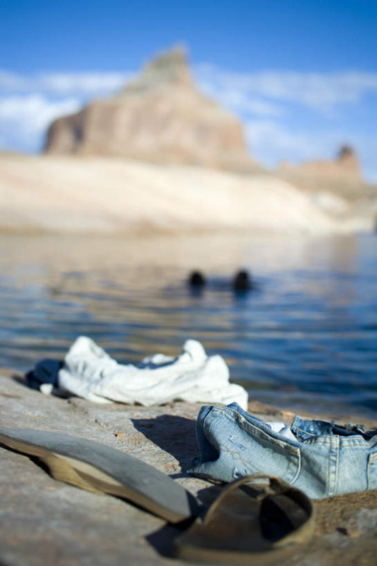 游泳,西方人,两个人,伙伴,朋友,竖图,室外,白天,正面,凉鞋,友谊,湖,湖泊,石头,山,山脉,水,鞋子,欧洲,欧洲人,阴影,服装,光线,石子,影子,湖面,山顶,山峰,水流,水面,云,云朵,山峦,云彩,衣服,蓝色,白云,蓝天,天空,阳光,湖水,群山,天,服饰,晴朗,衣着,穿着,沉积岩,泅水,衣饰,颠峰,极峰,拍浮,水成岩,友情,年轻女性,女人,女性,白种人,石块,岩石,晴空,彩图,全身,夹趾拖鞋,人字拖,人字拖鞋