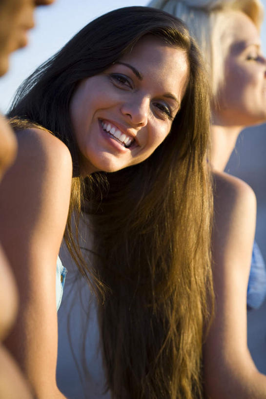 西方人,三个人,伙伴,朋友,坐,笑,微笑,露齿笑,竖图,室外,白天,侧面,泳装,比基尼,友谊,欧洲,欧洲人,阴影,朦胧,模糊,光线,影子,扭头,注视,阳光,观察,看,转头,观看,察看,关注,友情,男人,男性,年轻男性,年轻女性,女人,女性,白种人,坐着,半身,彩图,三点式,泳衣