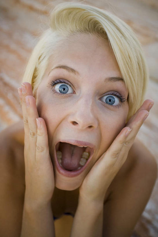 西方人,脸,头,脸颊,手,头发,一个人,摸,竖图,俯视,室外,特写,白天,石头,欧洲,欧洲人,双手,仅一个年轻女性,仅一个女性,仅一个人,抚摸,惊讶,石子,注视,黄色,观察,看,张嘴,手部,观看,惊奇,察看,关注,张大嘴巴,沉积岩,水成岩,年轻女性,女人,女性,白种人,头部,直发,脸部,脸蛋,面部,石块,岩石,张开嘴,触摸,接触,半身,彩图,高角度拍摄,短发