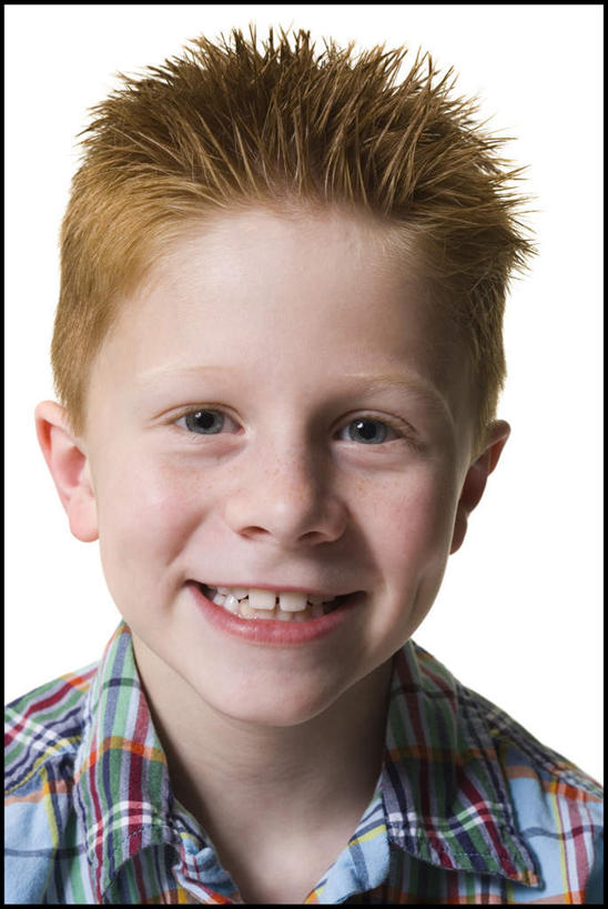 西方人,儿童,脸,头,脸颊,头发,一个人,笑,微笑,露齿笑,竖图,室内,特写,白天,白色背景,正面,纯洁,欧洲,欧洲人,仅一个男性,仅一个人,服装,注视,休闲装,肩膀,小孩,衣服,观察,看,仅一个小孩,休闲,休闲服,金色,可爱,童年,童趣,摄影,服饰,影棚,观看,察看,关注,童真,烂漫,无邪,天真,男孩,男人,男性,白种人,孩子,头部,直发,脸部,脸蛋,面部,半身,彩图,影棚拍摄,拍摄,短发,男生