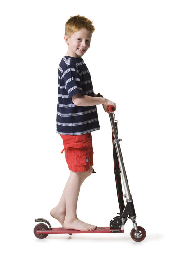 西方人,儿童,一个人,站,笑,微笑,露齿笑,竖图,室内,白天,白色背景,侧面,锻炼,纯洁,运动,欧洲,欧洲人,仅一个男性,仅一个人,握,服装,注视,休闲装,极限运动,一个,小孩,衣服,观察,看,站着,仅一个小孩,休闲,休闲服,可爱,童年,童趣,握着,摄影,服饰,影棚,单个,滑板,观看,察看,关注,童真,烂漫,无邪,体育,天真,男孩,男人,男性,白种人,孩子,站立,彩图,全身,影棚拍摄,健身,拍摄,滑板运动,男生