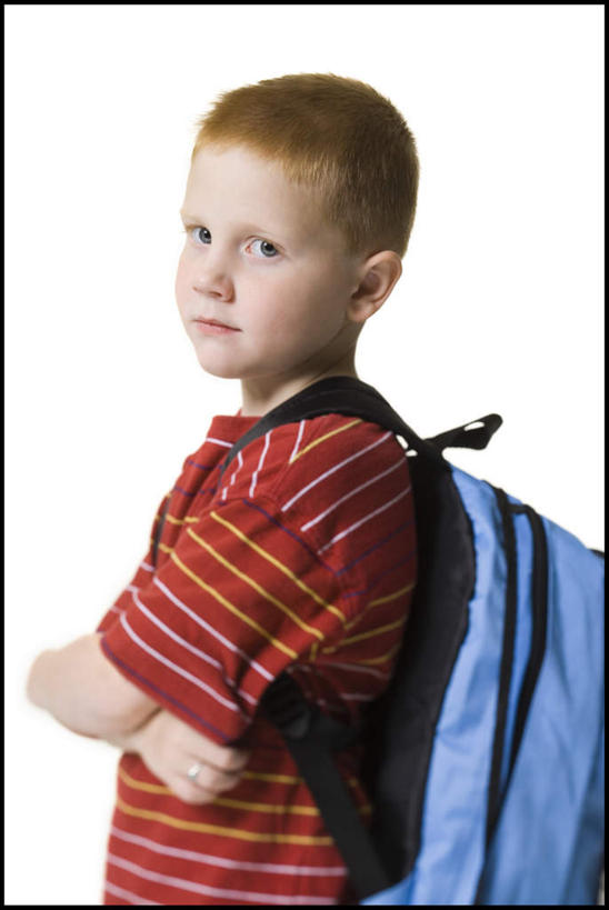 西方人,儿童,一个人,站,双手交叉,竖图,室内,白天,白色背景,侧面,纯洁,欧洲,欧洲人,仅一个男性,仅一个人,服装,包,书包,扭头,注视,休闲装,一个,小孩,衣服,背包,观察,看,站着,转头,仅一个小孩,休闲,休闲服,可爱,童年,童趣,摄影,服饰,影棚,单个,观看,察看,双手抱胸,关注,童真,烂漫,无邪,天真,男孩,男人,男性,白种人,孩子,站立,半身,彩图,影棚拍摄,拍摄,双肩包,男生