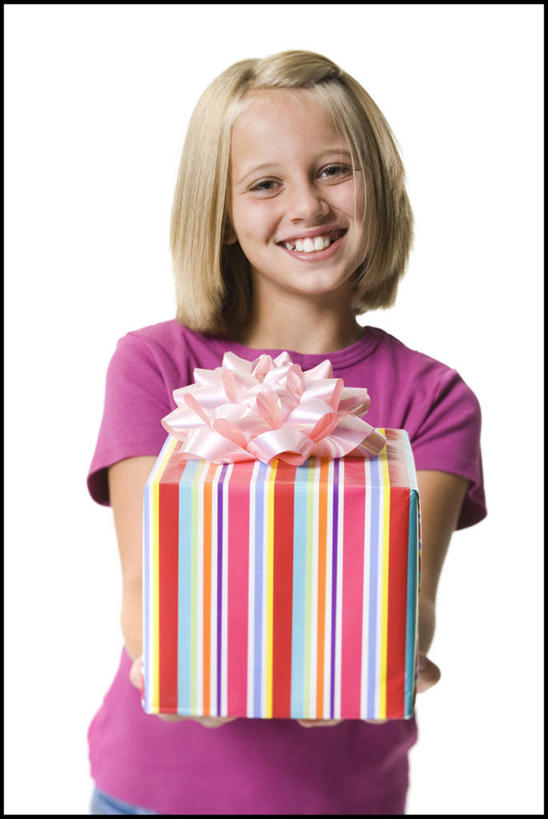 西方人,儿童,一个人,站,捧,笑,微笑,露齿笑,竖图,室内,白天,白色背景,正面,纯洁,礼盒,礼物,欧洲,欧洲人,仅一个女性,仅一个人,服装,丝绸,丝带,纸盒,缎带,注视,休闲装,绸带,盒子,一个,小孩,衣服,粉色,包装盒,礼品盒,观察,看,站着,仅一个小孩,休闲,休闲服,可爱,童年,童趣,摄影,服饰,礼品,影棚,单个,观看,察看,关注,童真,烂漫,无邪,天真,女孩,女人,女性,白种人,孩子,端,端着,捧着,手捧,站立,半身,彩图,影棚拍摄,拍摄,女生