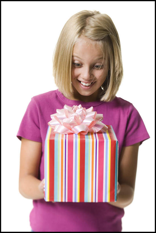 西方人,儿童,一个人,站,捧,笑,微笑,露齿笑,竖图,室内,白天,白色背景,正面,纯洁,礼盒,礼物,欧洲,欧洲人,仅一个女性,仅一个人,服装,丝绸,丝带,纸盒,缎带,注视,休闲装,绸带,盒子,一个,小孩,衣服,粉色,包装盒,礼品盒,低头,观察,看,站着,仅一个小孩,休闲,休闲服,可爱,童年,童趣,摄影,服饰,礼品,影棚,单个,观看,察看,关注,童真,烂漫,无邪,垂头,天真,女孩,女人,女性,白种人,孩子,端,端着,捧着,手捧,站立,半身,彩图,影棚拍摄,拍摄,女生