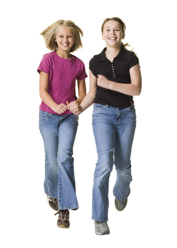 西方人,儿童,两个人,伙伴,朋友,跑,笑,微笑,露齿笑,竖图,室内,白天,白色背景,正面,友谊,纯洁,欧洲,欧洲人,服装,裤子,注视,牛仔裤,休闲装,小孩,衣服,观察,看,休闲,休闲服,可爱,童年,童趣,摄影,服饰,影棚,观看,察看,关注,童真,烂漫,无邪,天真,友情,女孩,女人,女性,白种人,跑步,彩图,全身,影棚拍摄,拍摄,女生