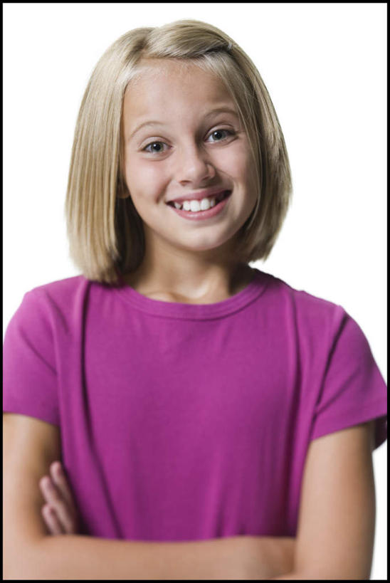 西方人,儿童,脸,头,脸颊,头发,一个人,站,笑,双手交叉,微笑,露齿笑,竖图,室内,特写,白天,白色背景,正面,纯洁,欧洲,欧洲人,仅一个女性,仅一个人,服装,注视,休闲装,肩膀,小孩,衣服,粉色,观察,看,站着,仅一个小孩,休闲,休闲服,金色,可爱,童年,童趣,摄影,服饰,影棚,观看,察看,双手抱胸,关注,童真,烂漫,无邪,天真,女孩,女人,女性,白种人,孩子,头部,直发,脸部,脸蛋,面部,站立,半身,彩图,影棚拍摄,拍摄,短发,女生