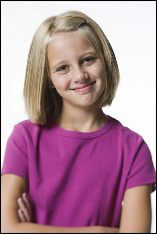 西方人,儿童,脸,头,脸颊,头发,一个人,站,笑,双手交叉,微笑,竖图,室内,特写,白天,白色背景,正面,纯洁,欧洲,欧洲人,仅一个女性,仅一个人,服装,注视,休闲装,肩膀,小孩,衣服,粉色,观察,看,站着,仅一个小孩,休闲,休闲服,金色,可爱,童年,童趣,摄影,服饰,影棚,观看,察看,双手抱胸,关注,童真,烂漫,无邪,天真,女孩,女人,女性,白种人,孩子,头部,直发,脸部,脸蛋,面部,站立,半身,彩图,影棚拍摄,拍摄,短发,女生