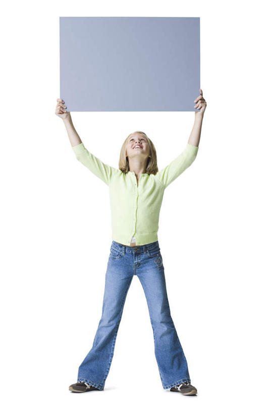 西方人,儿童,一个人,举,笑,微笑,露齿笑,竖图,室内,白天,白色背景,正面,纯洁,指示牌,欧洲,欧洲人,仅一个女性,仅一个人,握,服装,标志,广告牌,注视,休闲装,标识,小孩,衣服,灰色,观察,看,托,仅一个小孩,休闲,休闲服,可爱,童年,童趣,握着,摄影,服饰,影棚,观看,察看,关注,童真,烂漫,无邪,天真,女孩,女人,女性,白种人,孩子,举起,举手,举着,抬头,向上举,向上伸,向上托,仰头,彩图,全身,影棚拍摄,拍摄,女生