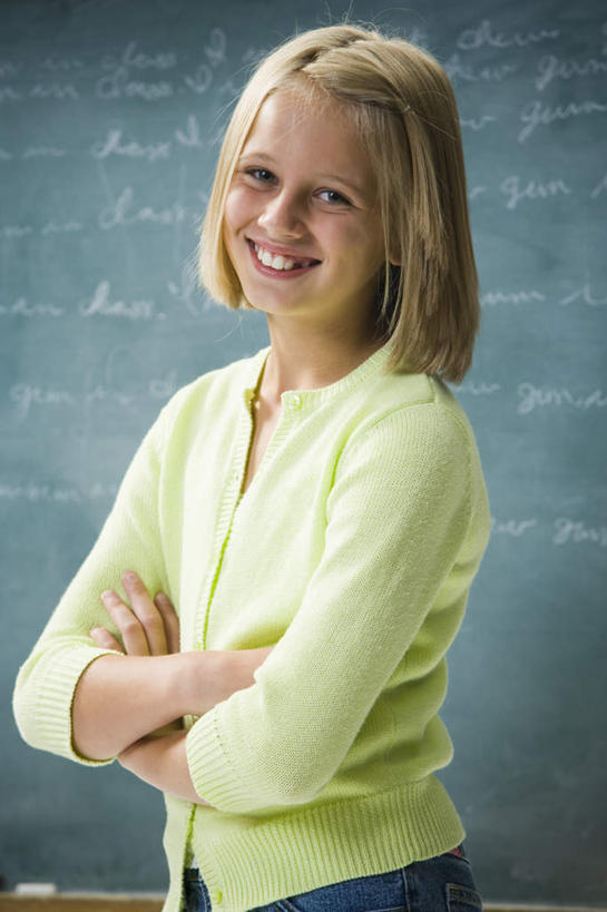 西方人,儿童,一个人,学生,学校,站,笑,双手交叉,微笑,露齿笑,竖图,室内,白天,正面,纯洁,欧洲,欧洲人,仅一个女性,仅一个人,一排,许多,阴影,服装,整齐,反射,英文,标志,文字,影子,字符,字母,注视,休闲装,标识,校园,排列,小孩,衣服,黑板,观察,看,站着,仅一个小孩,休闲,教室,休闲服,可爱,童年,童趣,教学,服饰,观看,英文字母,察看,双手抱胸,队列,关注,童真,烂漫,无邪,耐磨,教学黑板,天真,女孩,女人,女性,白种人,孩子,站立,半身,彩图,女生