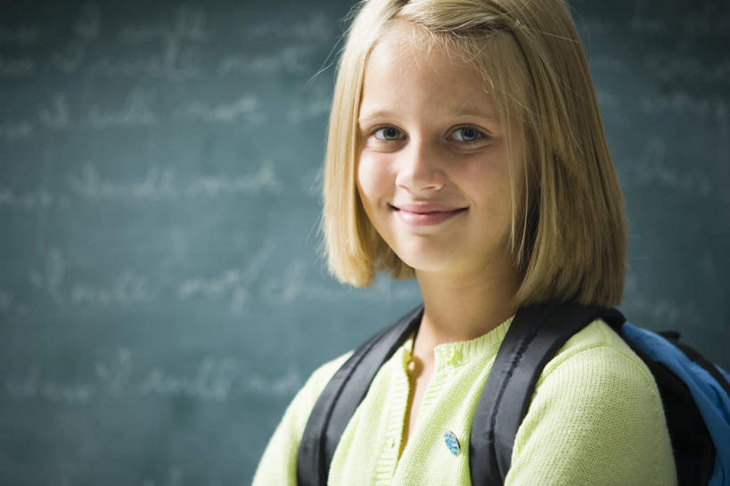 西方人,儿童,脸,头,脸颊,头发,一个人,学生,学校,站,笑,微笑,横图,室内,特写,白天,正面,纯洁,欧洲,欧洲人,仅一个女性,仅一个人,一排,许多,阴影,服装,朦胧,模糊,整齐,反射,英文,包,标志,书包,文字,影子,字符,字母,注视,休闲装,标识,校园,肩膀,排列,一个,小孩,衣服,背包,黑板,观察,看,站着,仅一个小孩,休闲,教室,休闲服,金色,可爱,童年,童趣,教学,服饰,单个,观看,英文字母,察看,队列,关注,童真,烂漫,无邪,耐磨,教学黑板,天真,女孩,女人,女性,白种人,孩子,头部,直发,脸部,脸蛋,面部,站立,半身,彩图,双肩包,短发,女生